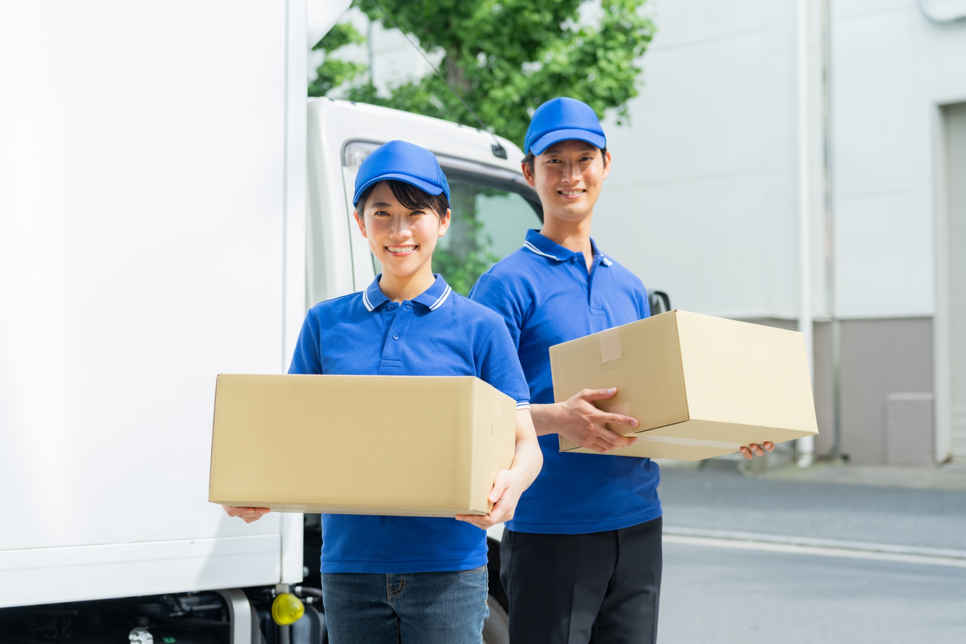 引越し荷物を運んでいる引越し業者