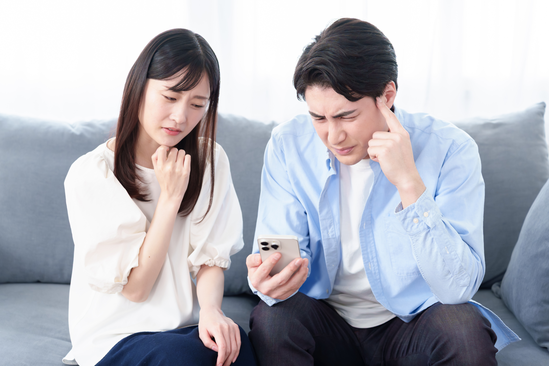 引越し業者からの電話が鳴りやまない夫婦