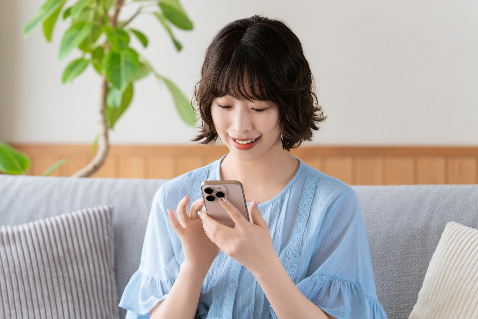 引越しサイトを閲覧している女性