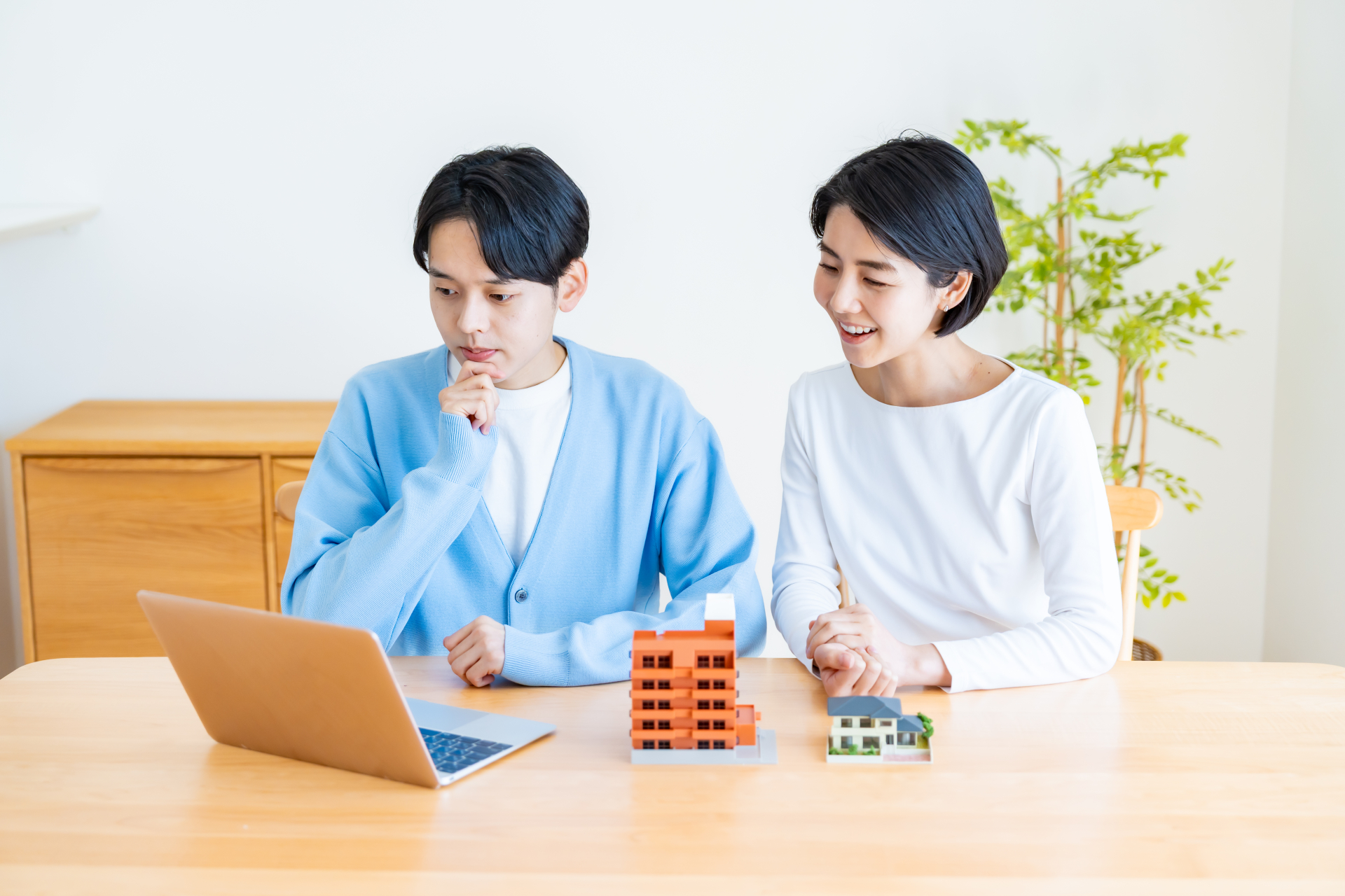 引越しサイトを見ながら情報を収集している夫婦